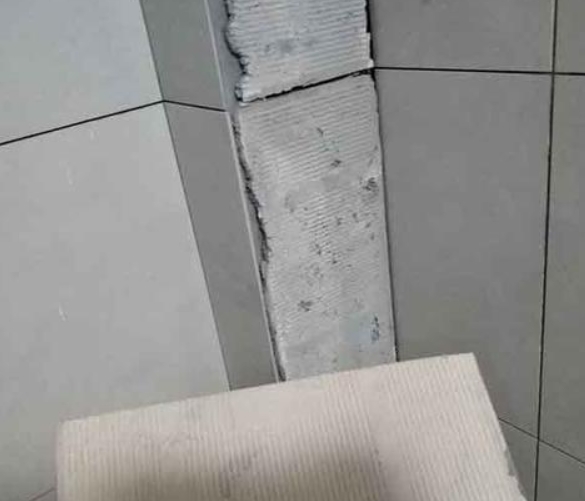 长海瓷砖空鼓维修公司分享下厨房瓷砖脱落的补救措施。